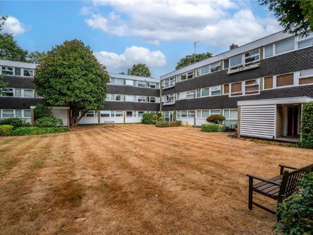 Flat for sale in Strawberry Hill, Greater London