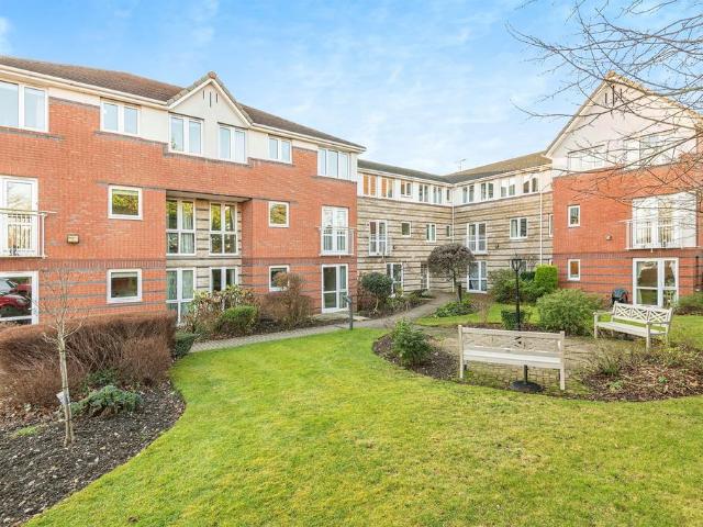 Flat for sale in Roundhay, West Yorkshire