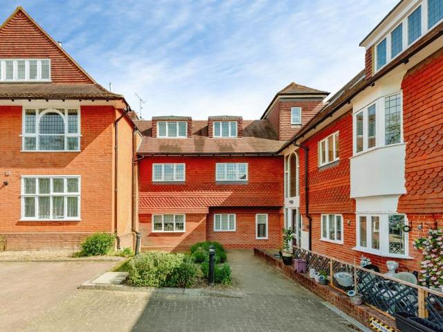 Flat for sale in Red Hill, Surrey