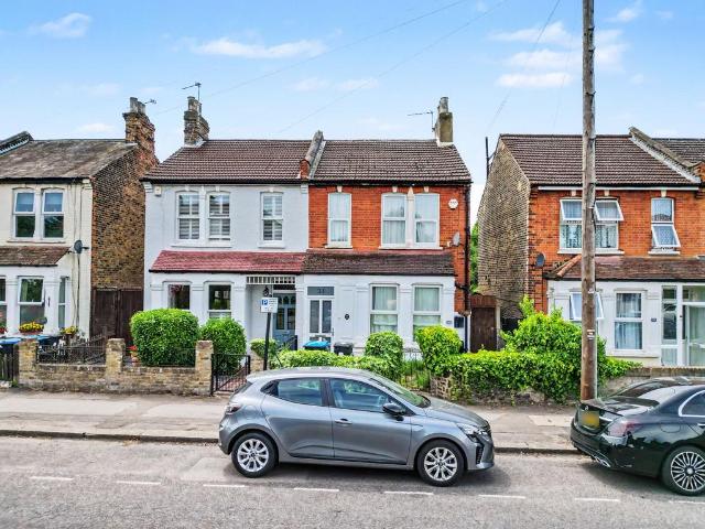Flat for sale in Bush Hill Park, Greater London