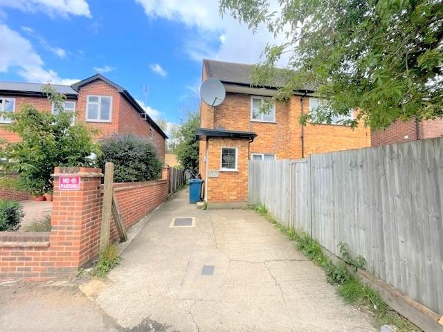 Flat for sale in Harrow Weald, Greater London