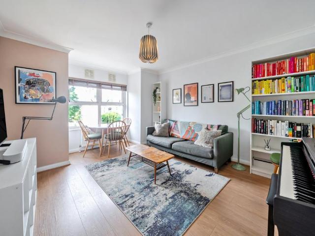 Flat for sale in London Borough of Wandsworth, Greater London