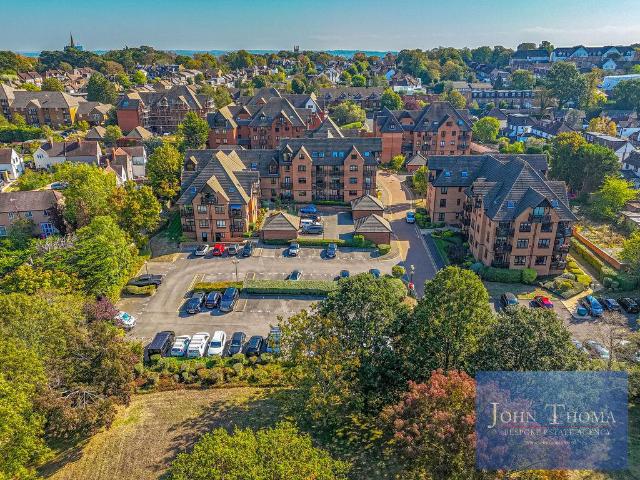 Flat for sale in Buckhurst Hill, Epping Forest