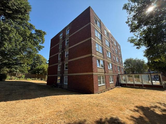 Flat for sale in Dunstable, Bedfordshire