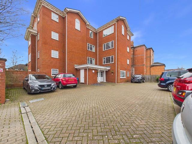 Flat for sale in Wotton Pitch, Gloucester