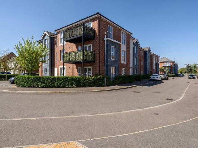 Flat for sale in Dunstable, Bedfordshire
