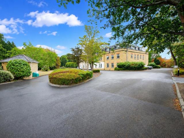 Flat for sale in Cranbourne, Winkfield