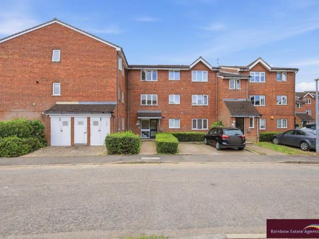 Flat for sale in Epping, Essex