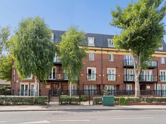Flat for sale in Pinner, Greater London