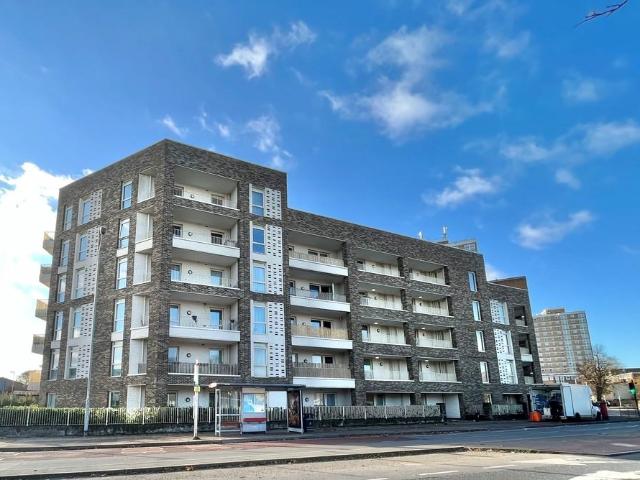Flat for sale in Dagenham, Becontree Heath