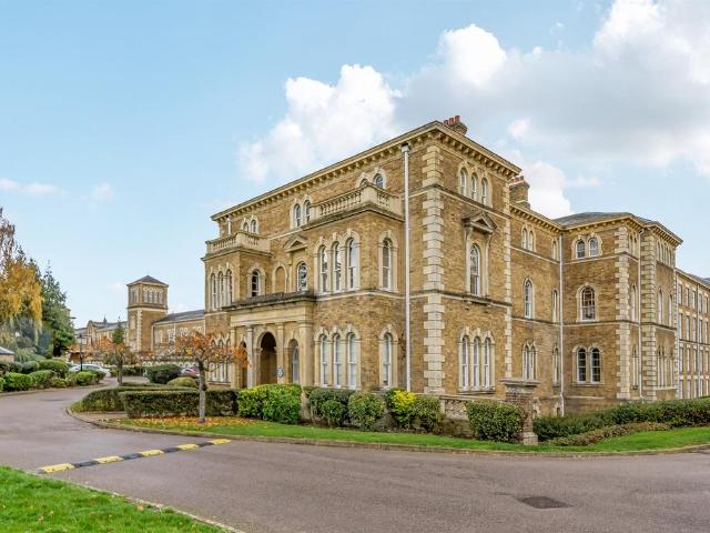 Flat for sale in Friern Barnet, Greater London