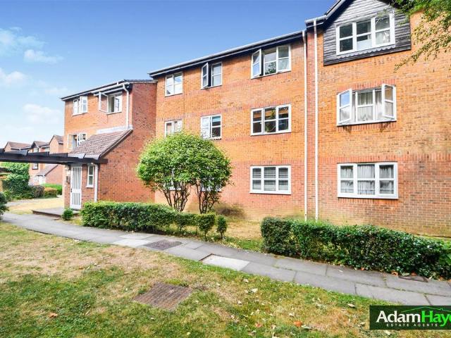 Flat for sale in East Barnet, Greater London