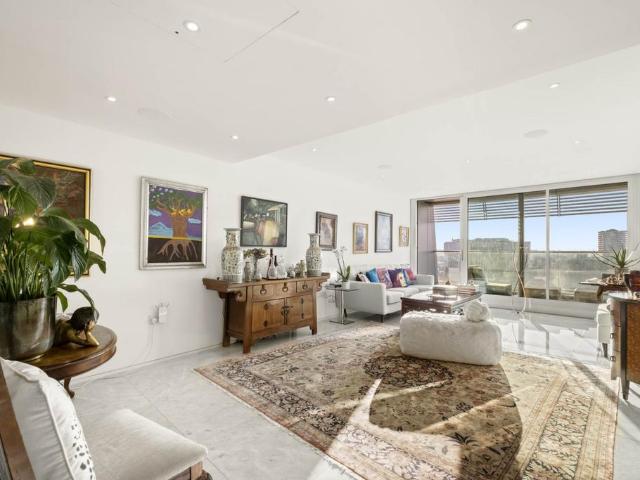 Flat for sale in Battersea, Greater London