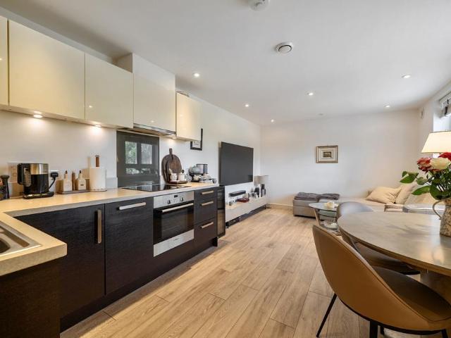 Flat for sale in Brunswick Park, Greater London