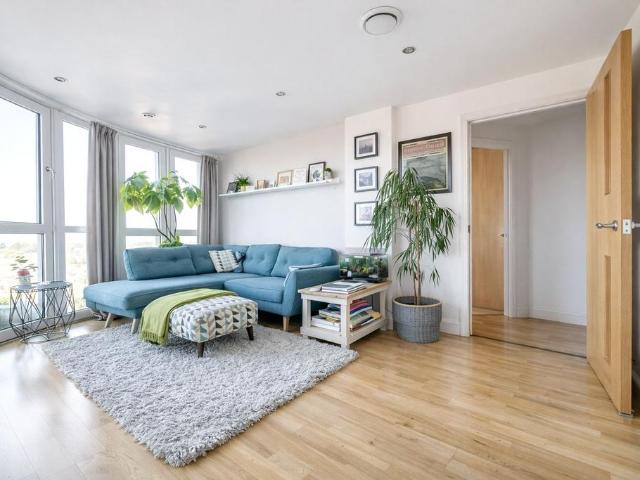 Flat for sale in New Barnet, Greater London