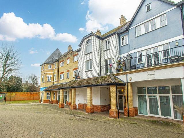 Flat for sale in Sutton, Barling