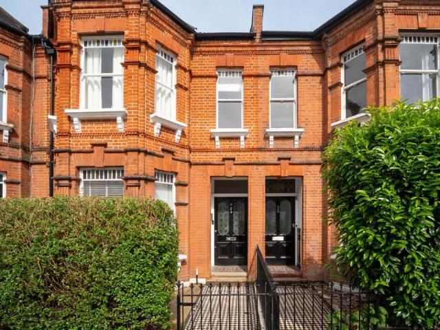 Flat for sale in Shepherd's Bush, Greater London
