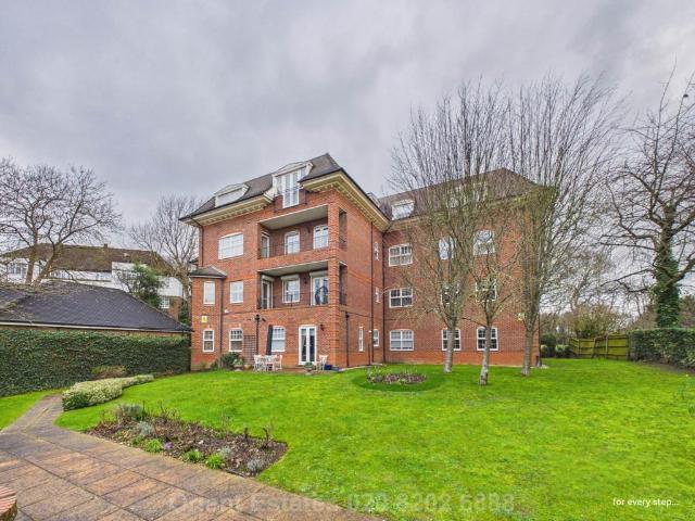 Flat for sale in Hendon, Greater London