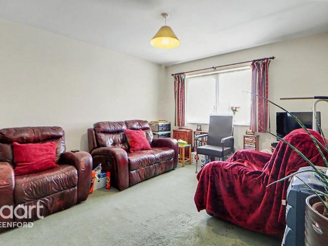 Flat for sale in London Borough of Ealing, Greenford