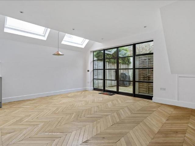 Flat for sale in Hammersmith, Greater London