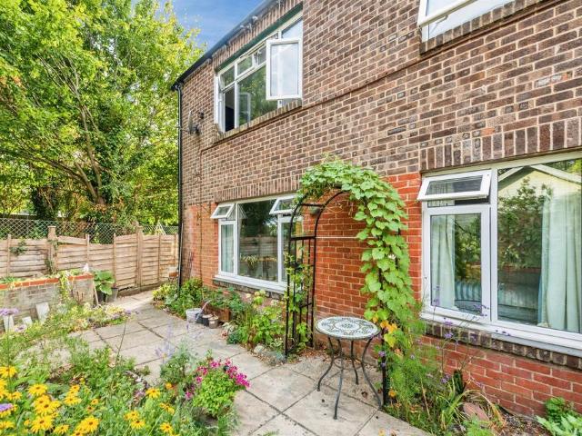 Flat for sale in Berrick Salome, Oxfordshire