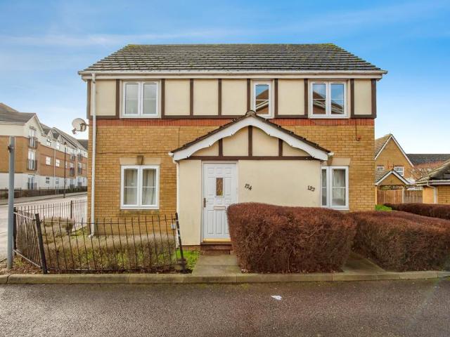 Flat for sale in Grays, Essex