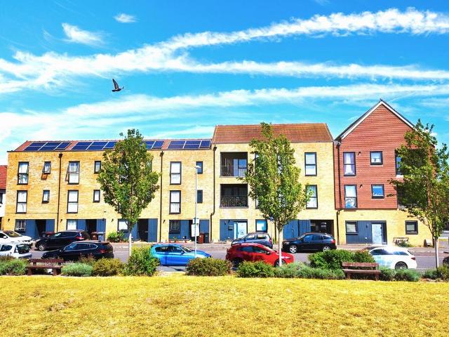 Flat for sale in Dagenham, Becontree Heath