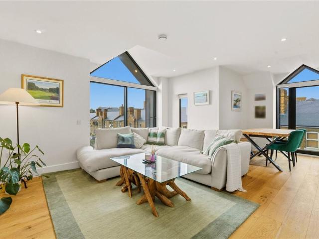 Flat for sale in Earlsfield, Greater London