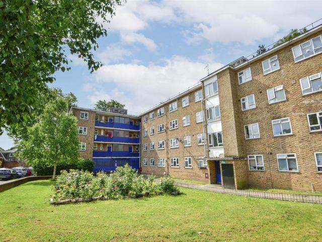 Flat for sale in Stoke Newington, Greater London
