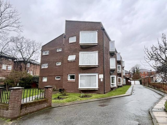 Flat for sale in Crosby, Sefton