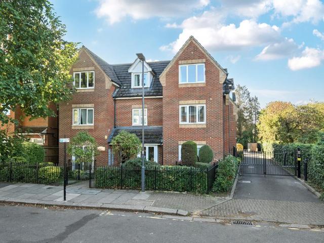 Flat for sale in Wealdstone, Greater London