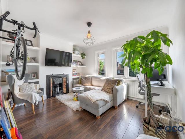 Flat for sale in Kingsbury, Greater London