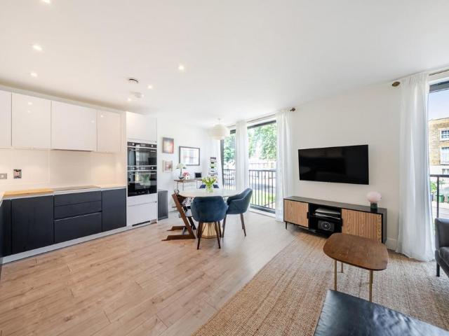 Flat for sale in Nunhead, Greater London