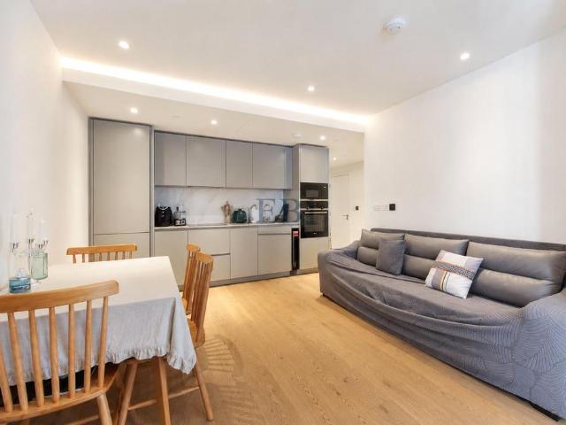 Flat for sale in Isle Of Dogs, Greater London
