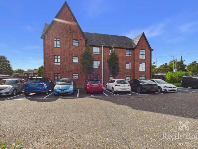 Flat for sale in Arnfield Woods, Tameside