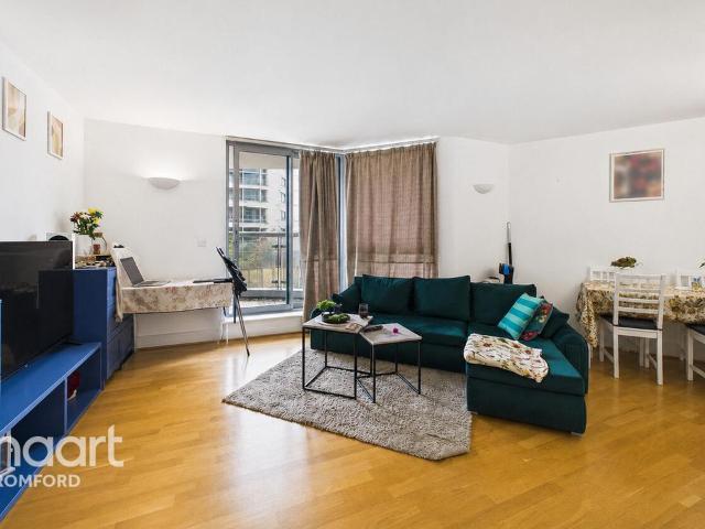 Flat for sale in Rush Green, Greater London