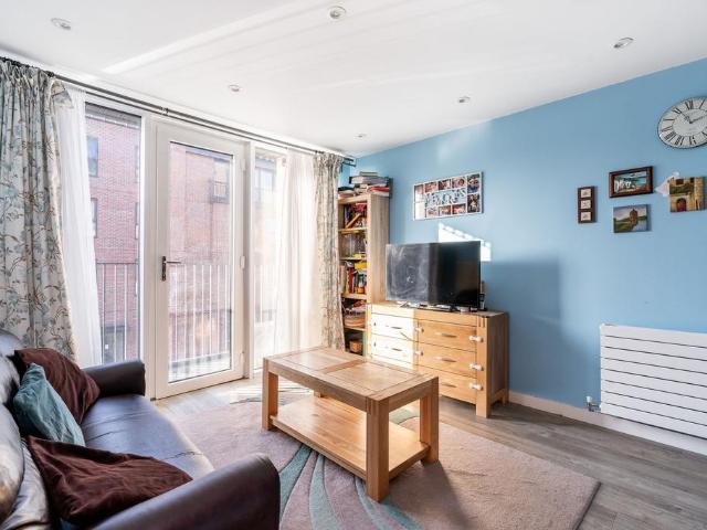 Flat for sale in Summerstown, Greater London