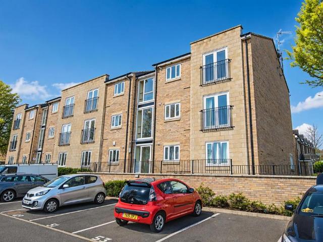Flat for sale in Greengates, West Yorkshire