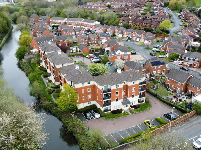 Flat for sale in Cherry Orchard, Fold Hill