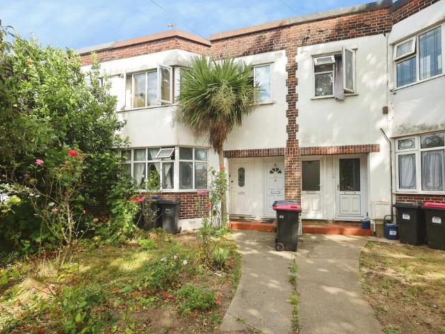 Flat for sale in Alton Barnes, Essex