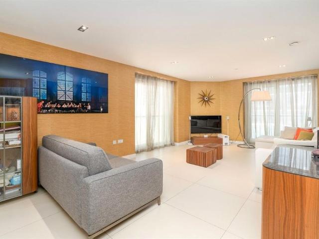 Flat for sale in Finsbury, Greater London