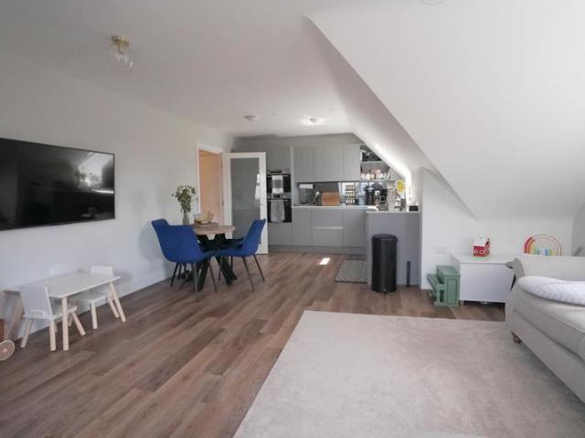 Flat for sale in Iver, Iver Heath
