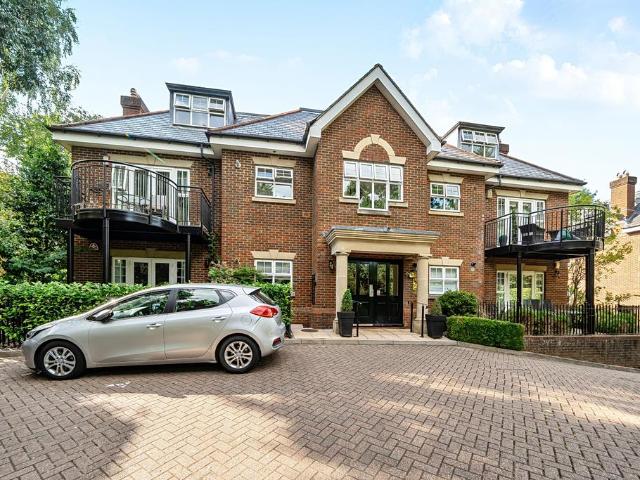 Flat for sale in Little Stanmore, Greater London