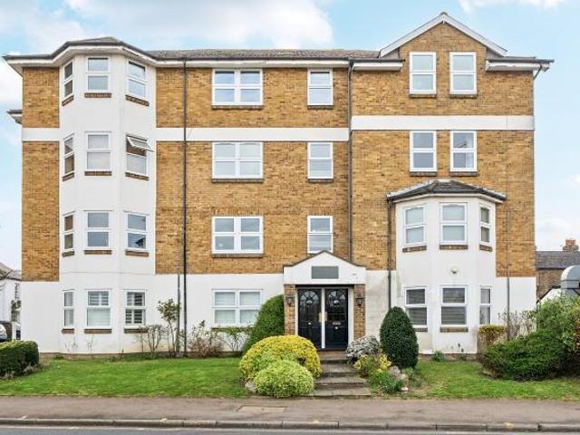 Flat for sale in Seething Wells, Greater London