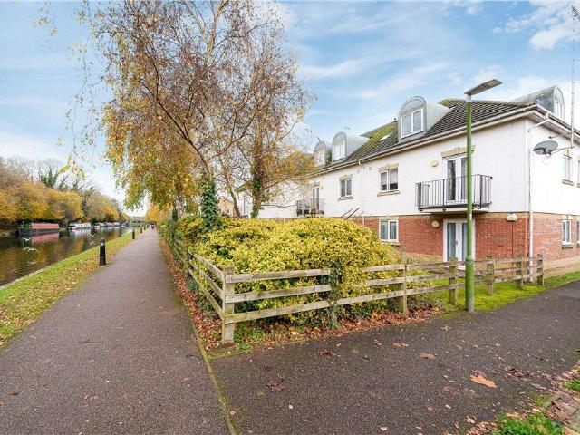 Flat for sale in Batchworth, Hertfordshire