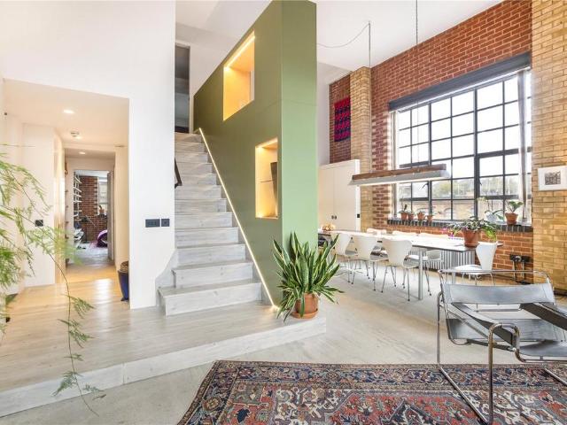Flat for sale in Hoxton, Greater London