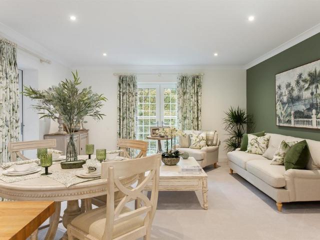 Flat for sale in Chigwell, Epping