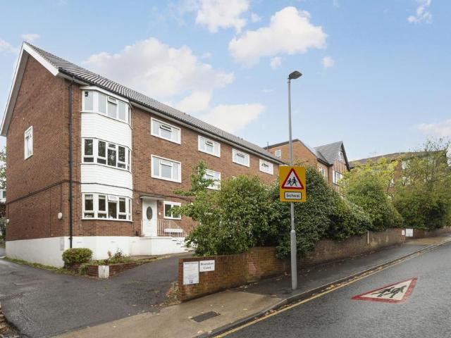 Flat for sale in Oakhill, Greater London