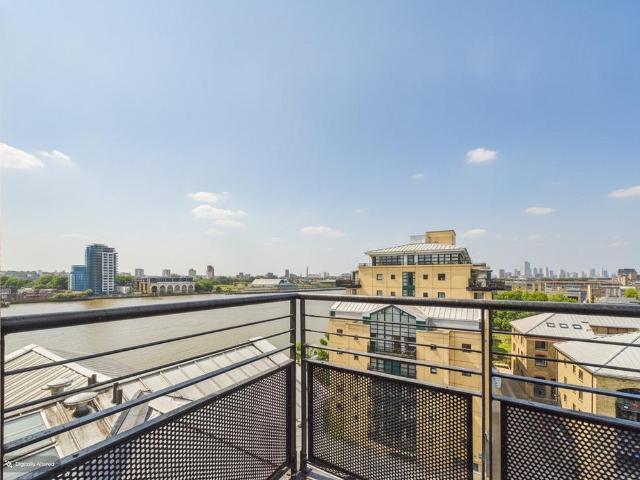 Flat for sale in Isle Of Dogs, Greater London