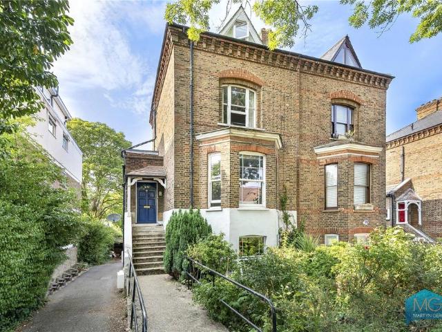 Flat for sale in New Barnet, Greater London